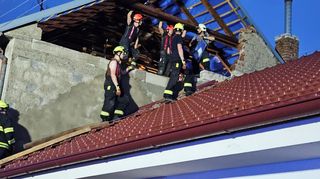 Na jihu Moravy řádila supercela. Bouře trhala střechy, zbourala štít domu